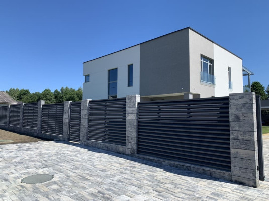 Забор из блоков FaBrick 500x200 и тротуарная плитка в цвете 